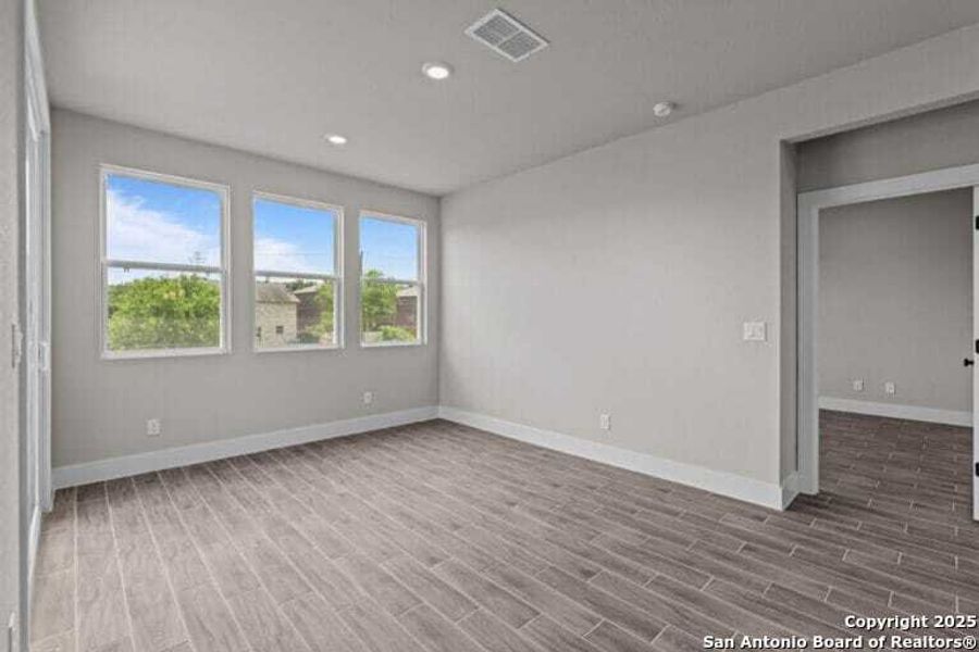 Spacious, unfurnished interior of a new home in Skybrooke, San Antonio (Image 11).