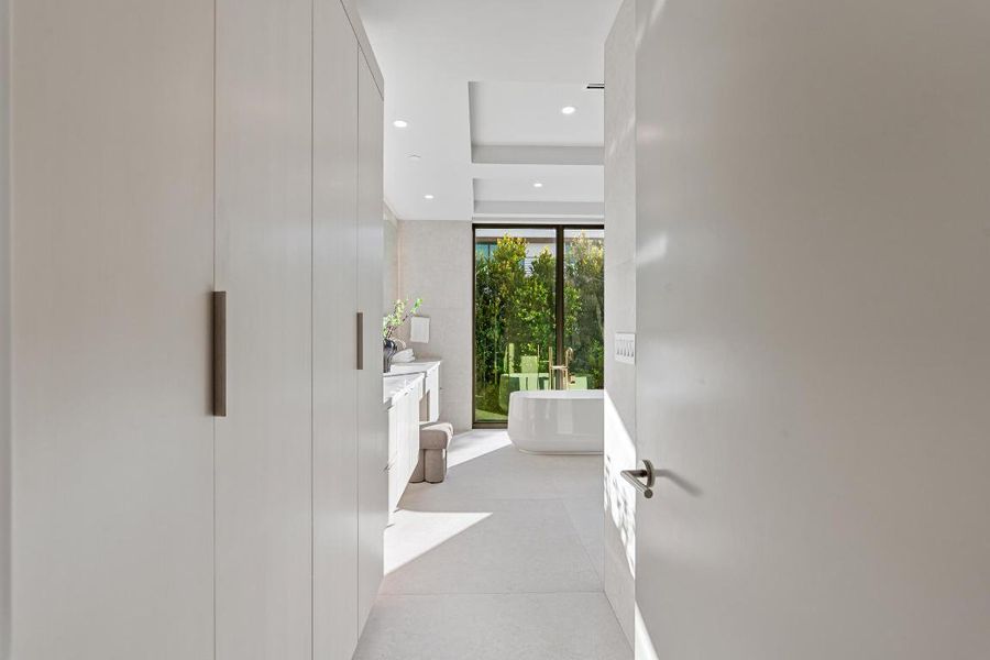 mls_PRIMARY_BATHROOM_FOYER_DT