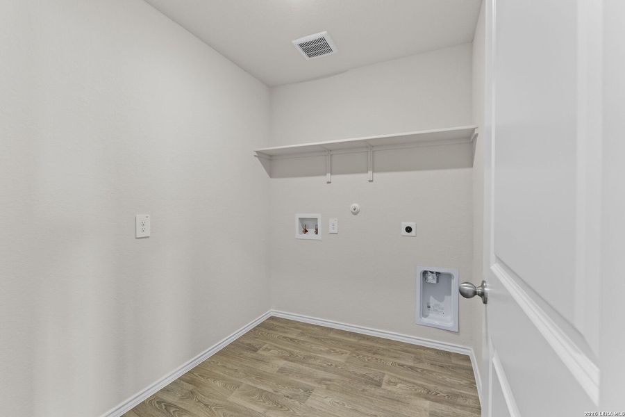 Spacious, unfurnished interior of a new home in Swenson Heights, Seguin (Image 9).