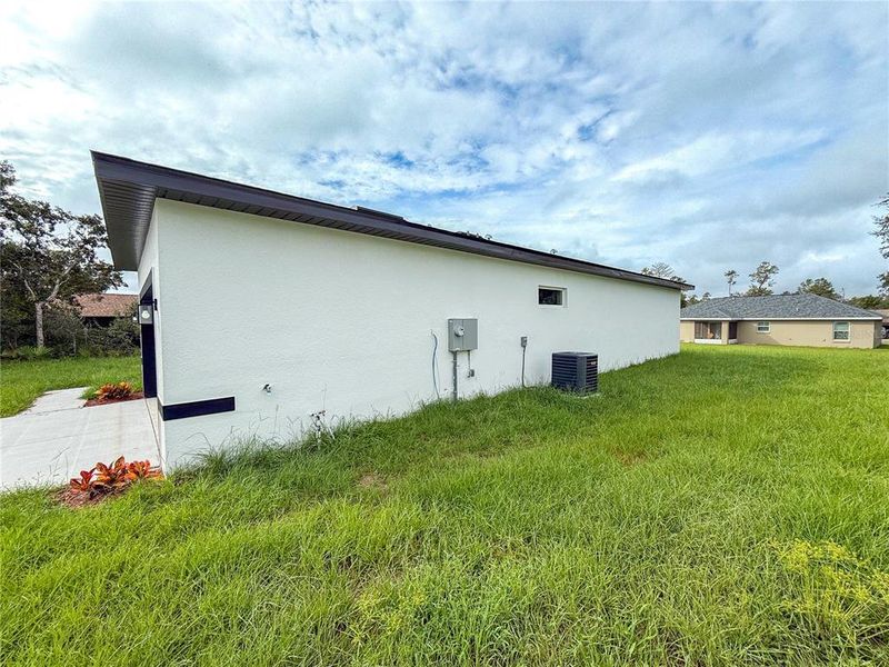 Exterior details and patio area of a home in , Ocala (Image 1).
