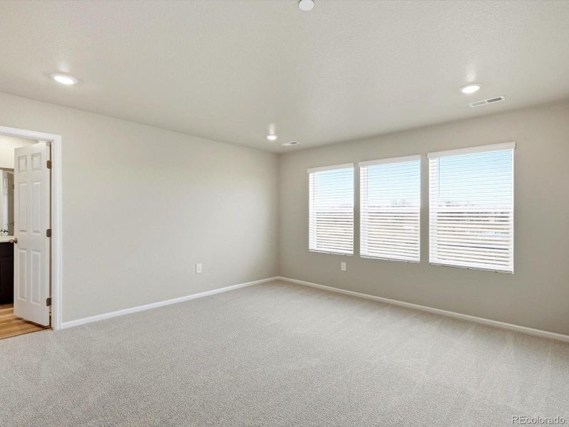 Spacious, unfurnished interior of a new home in , Aurora (Image 20).