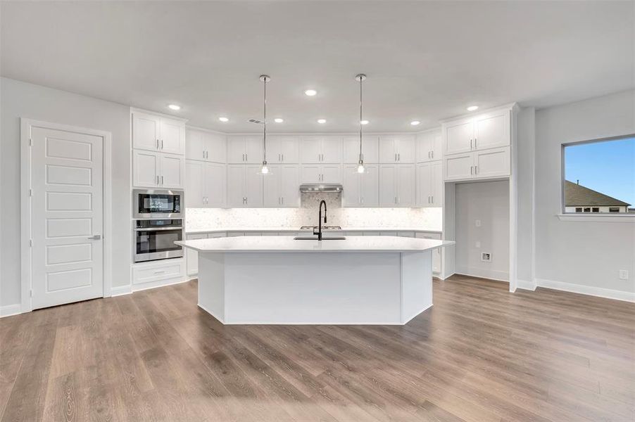 Furnished interior view inside a new home in Myrtle Creek, Waxahachie (Image 8).