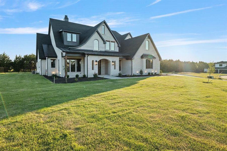 View of front of house featuring a front yard