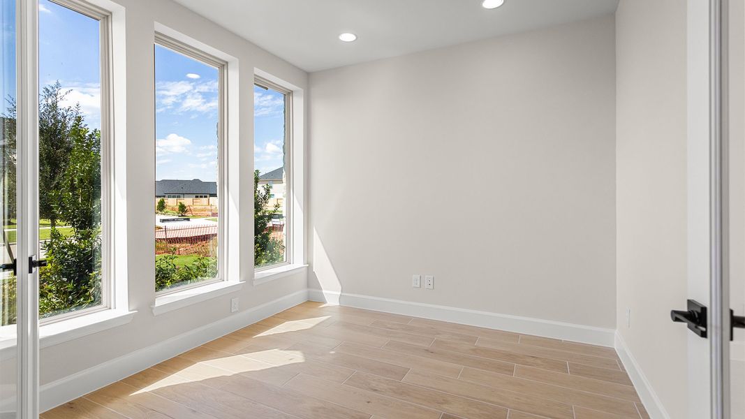Spacious, unfurnished interior of a new home in Cross Creek West, Fulshear (Image 10).