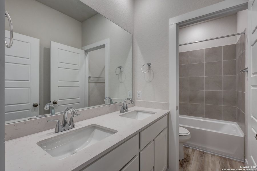 Furnished interior view inside a new home in Cinco Lakes, San Antonio (Image 10).