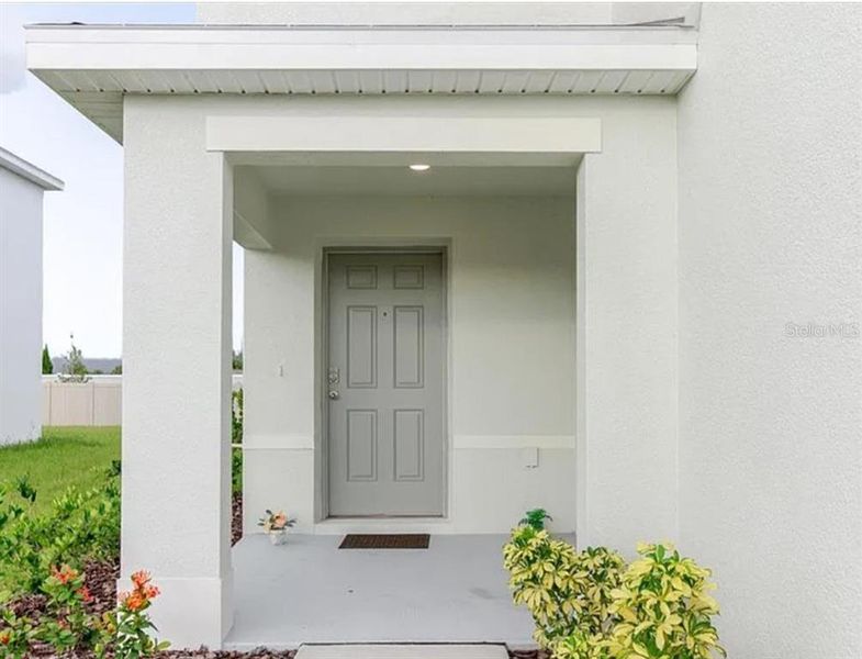 Exterior details and patio area of a home in Silverstone North, Palmetto (Image 2).