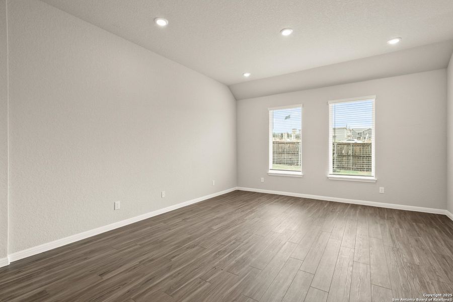Spacious, unfurnished interior of a new home in Cinco Lakes, San Antonio (Image 17).