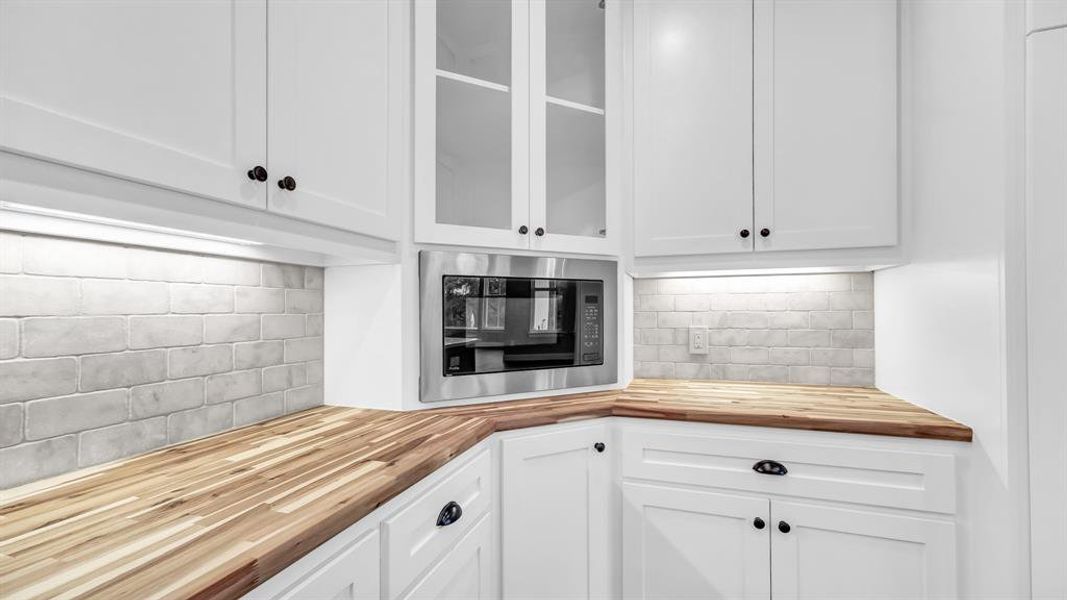 Furnished interior view inside a new home in Oak Water Ranch, Granbury (Image 11).