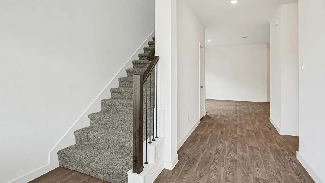 Spacious, unfurnished interior of a new home in Holly Ridge, Rosenberg (Image 32).