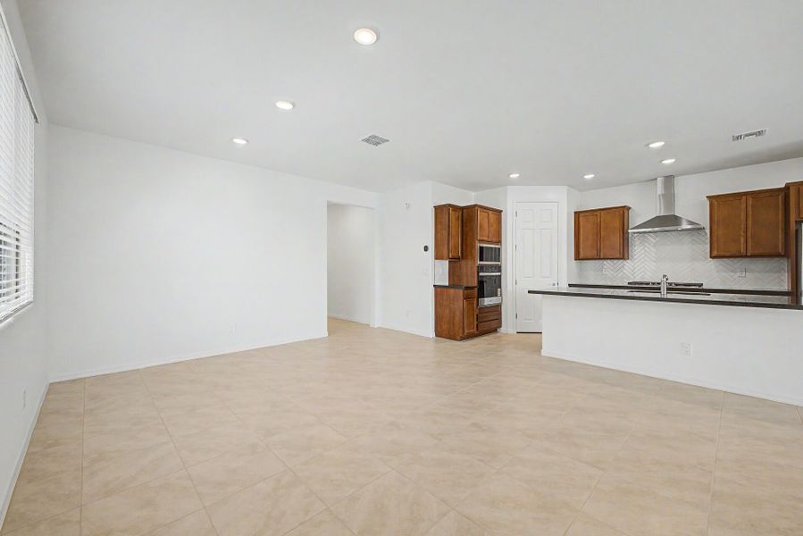 Spacious, unfurnished interior of a new home in Tyler Ranch, Buckeye (Image 7).
