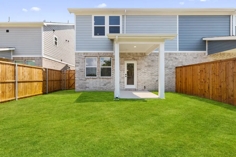 Exterior details and patio area of a home in Lake Park Villas, Wylie (Image 4).