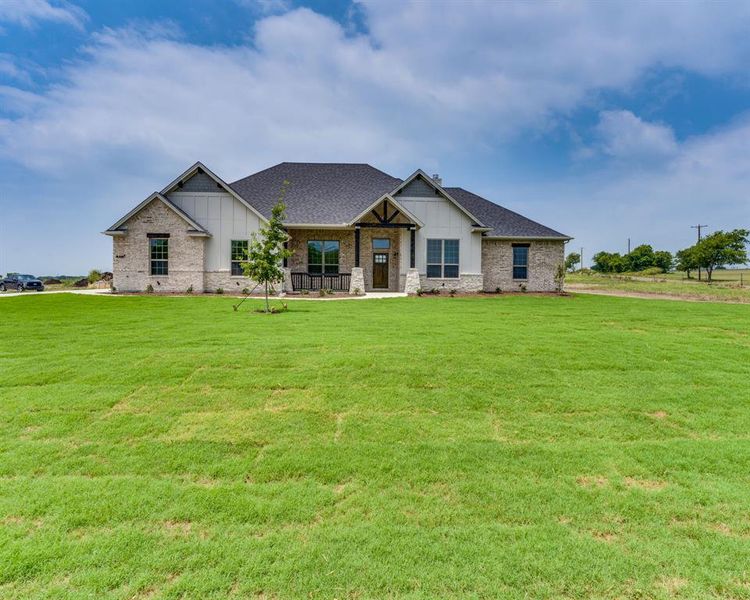 Exterior details and patio area of a home in , Waxahachie (Image 4).