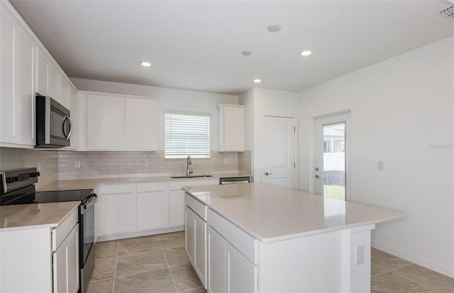 Large Center Island w/Storage