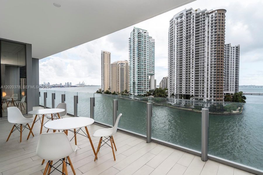 Condo located in Miami, FL showcasing its design and architecture (Image 3).