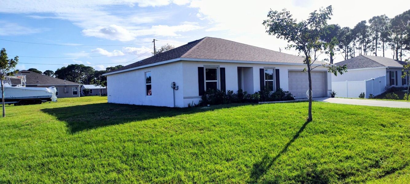 Exterior details and patio area of a home in , Port St. Lucie (Image 20).
