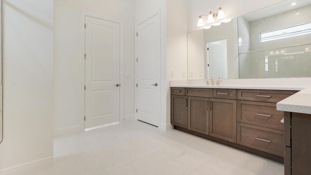 Owner's Suite Bath Owner's Suite Bath