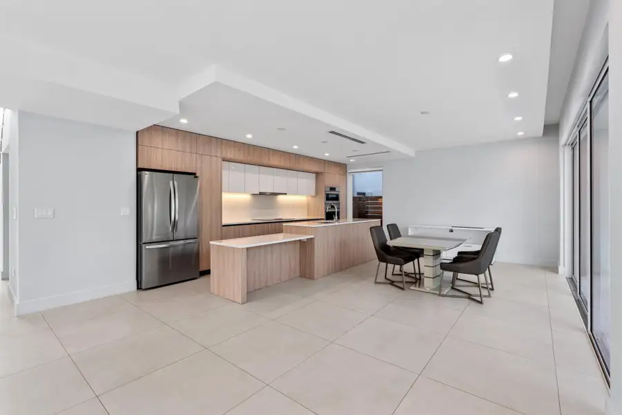 KITCHEN_WIDE_LOOKING_IN_DT