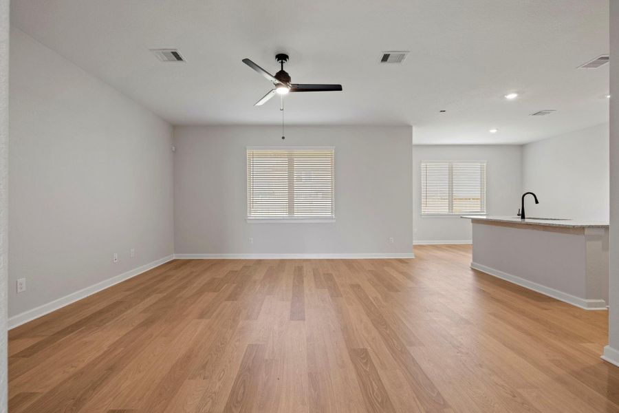Spacious, unfurnished interior of a new home in Lago Mar, Texas City (Image 12).