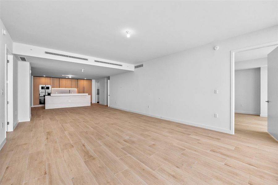 Large Kitchen w/ Walk in Pantry