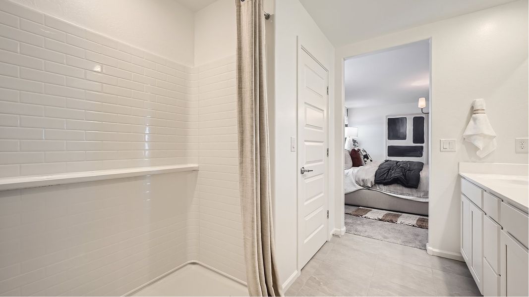 4049 Avery Owners Bath 2of2 F2 4049 Avery Owners Bath 2of2 F2