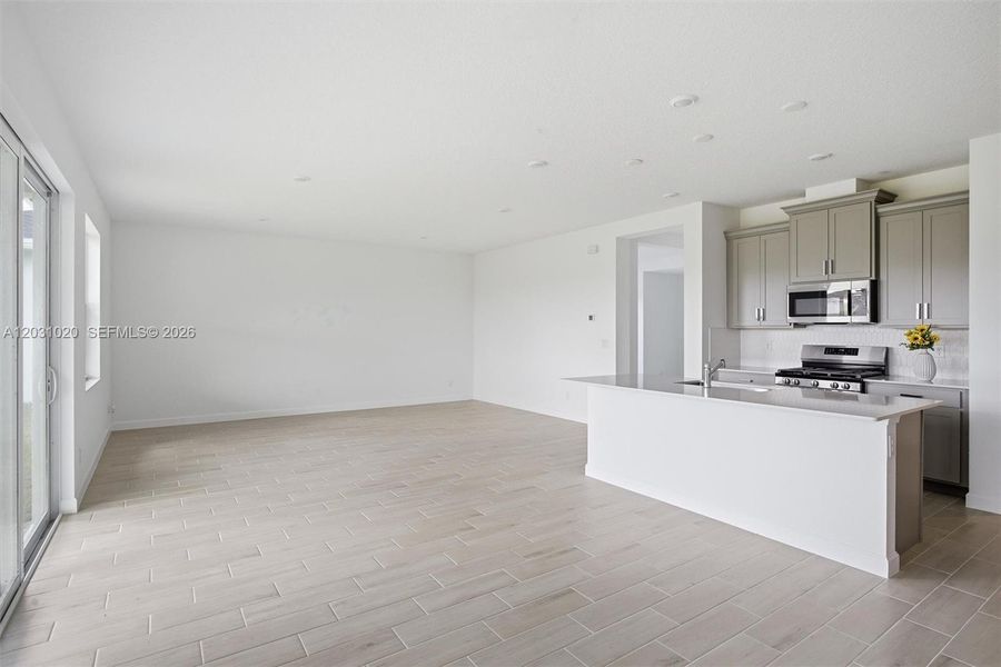Spacious, unfurnished interior of a new home in Arden, Loxahatchee (Image 26).