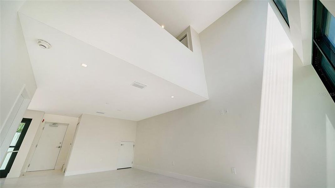 Spacious, unfurnished interior of a new home in , Sarasota (Image 19).