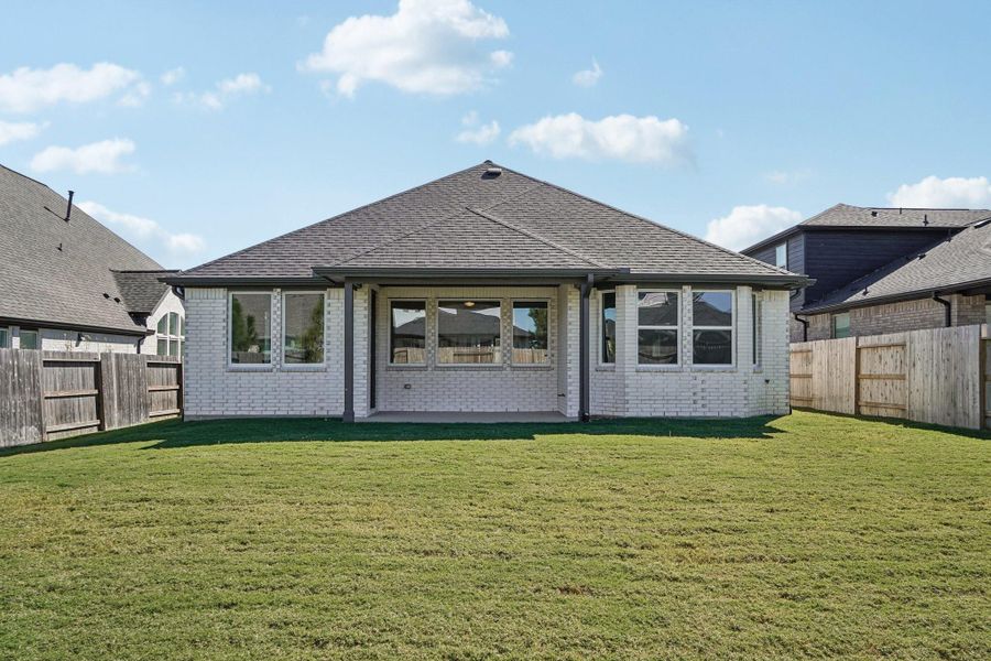 Exterior details and patio area of a home in Evergreen 50', Conroe (Image 19).