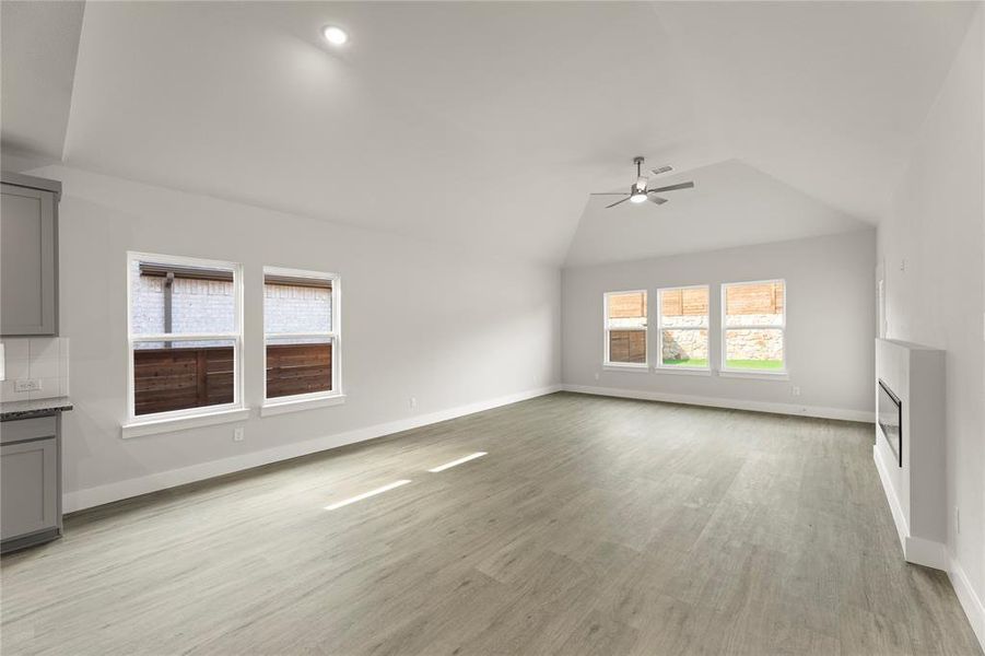 11. 1817 Jasmin June - Dining