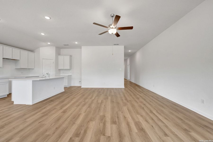 Spacious, unfurnished interior of a new home in Chaparral Ranch, Floresville (Image 29).
