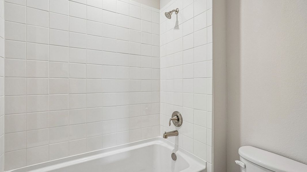 Representative interior finishes for a home built from the Hemingway by D.R. Horton in Silverstone North, Palmetto (Image 12).