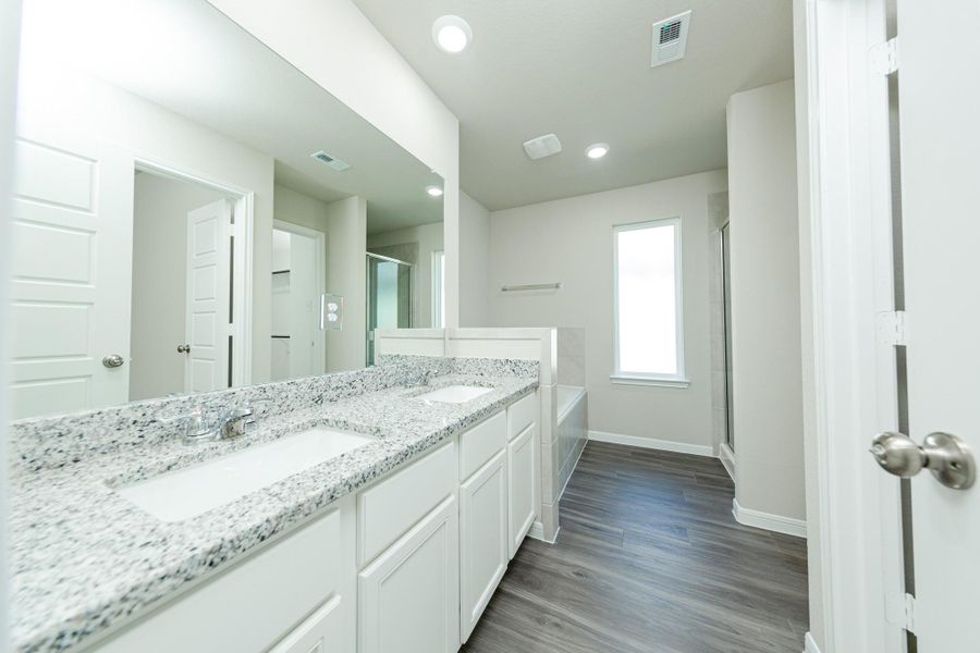Furnished interior view inside a new home in Mackenzie Creek, Conroe (Image 8).