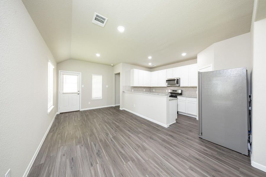 Spacious, unfurnished interior of a new home in Mackenzie Creek, Conroe (Image 16). Spacious, unfurnished interior of a new home in Mackenzie Creek, Conroe (Image 16).