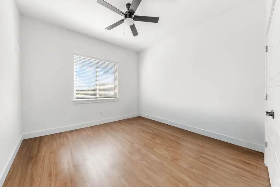 Spacious, unfurnished interior of a new home in East Grove Condominiums, Austin (Image 13).