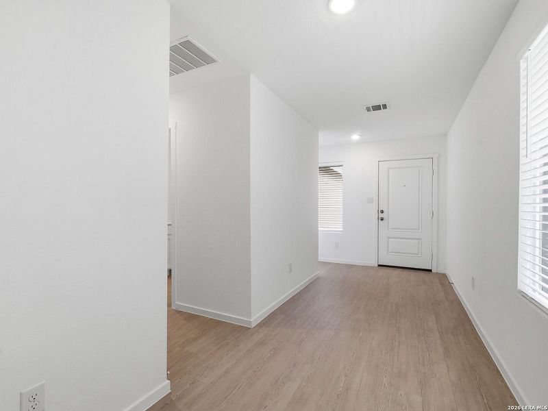 Spacious, unfurnished interior of a new home in Sapphire Grove, San Antonio (Image 18).