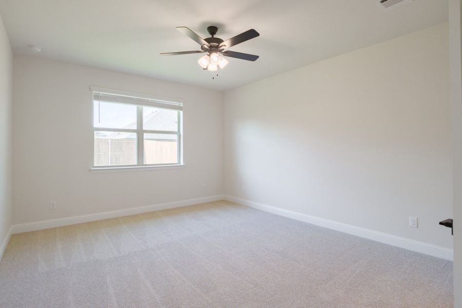 Spacious, unfurnished interior of a new home in Valencia on the Lake, Little Elm (Image 23).