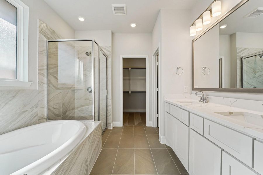 Furnished interior view inside a new home in Evergreen 40', Conroe (Image 14).
