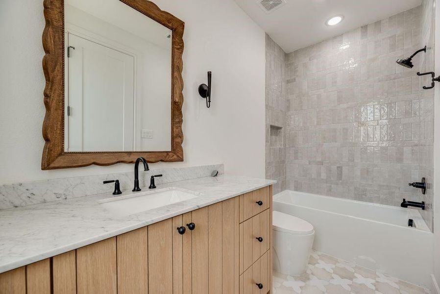 Furnished interior view inside a new home in , Dallas (Image 8).