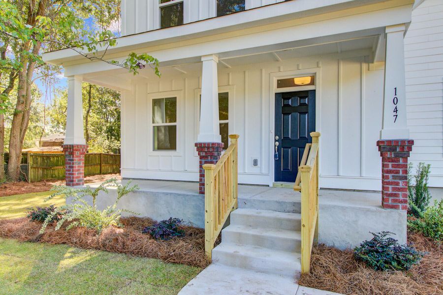 Exterior details and patio area of a home in , Charleston (Image 15).