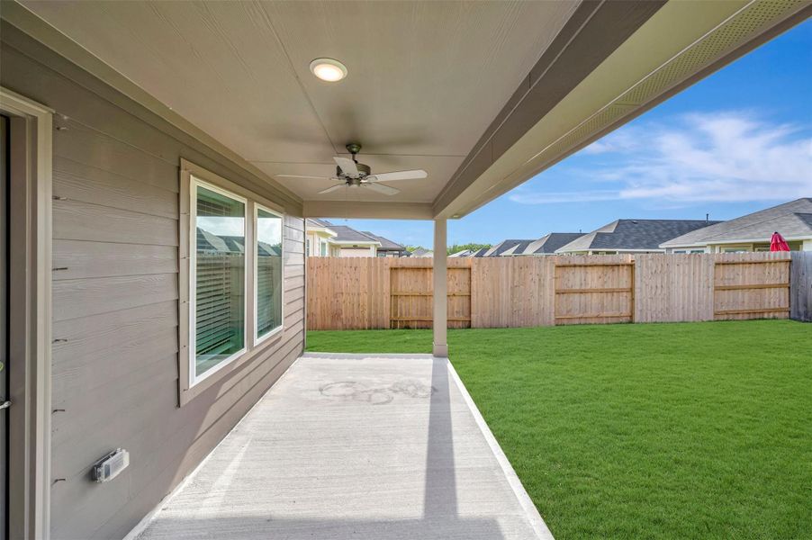 Exterior details and patio area of a home in Ambrose, La Marque (Image 4).
