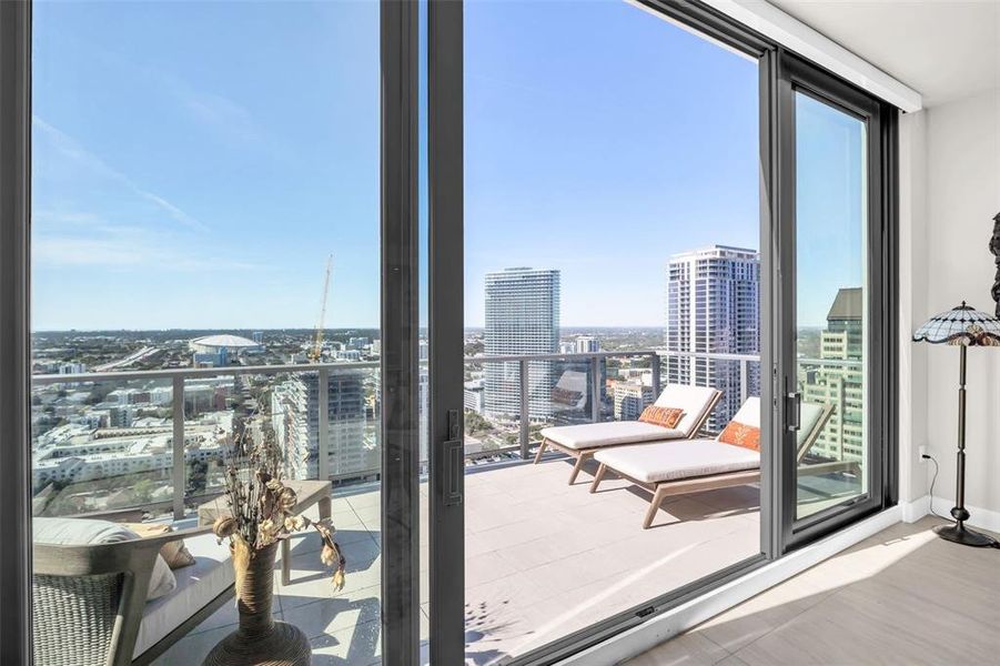 Condo located in St. Petersburg, FL showcasing its design and architecture (Image 29).