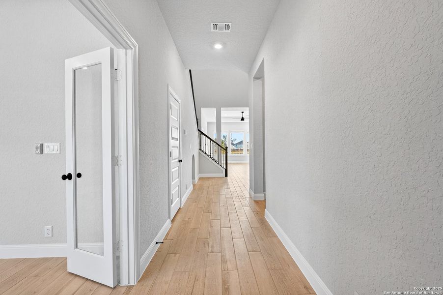 Spacious, unfurnished interior of a new home in Davis Ranch 60', San Antonio (Image 17).