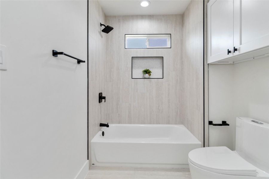 Convenient shower/tub combo for versatile use. Convenient shower/tub combo for versatile use.