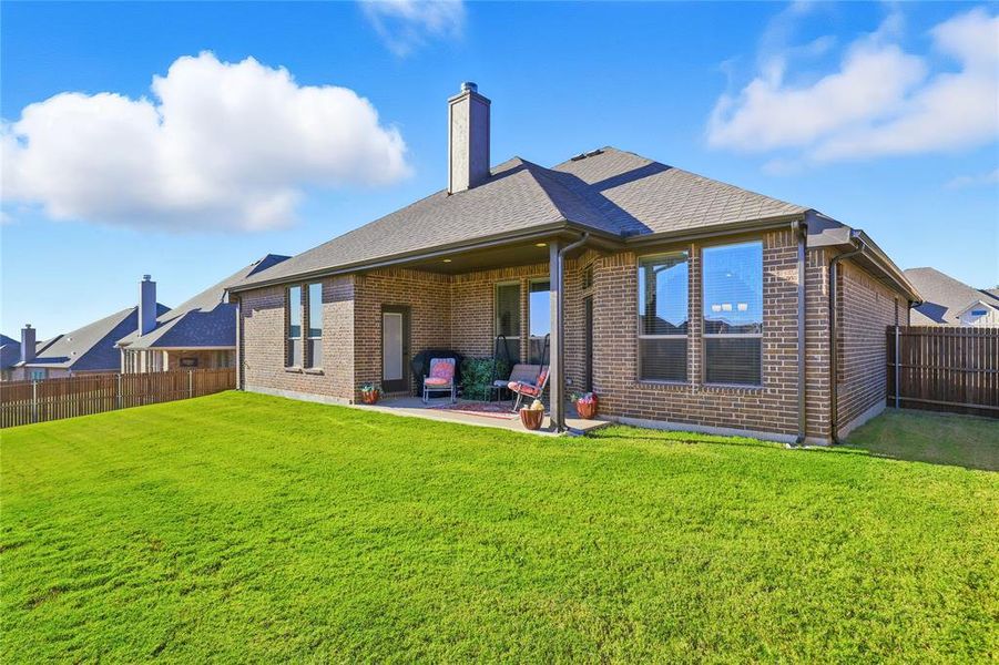 Exterior details and patio area of a home in Oak Hills, Burleson (Image 22).