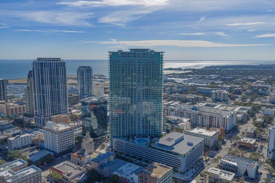 Condo located in St. Petersburg, FL showcasing its design and architecture (Image 31).