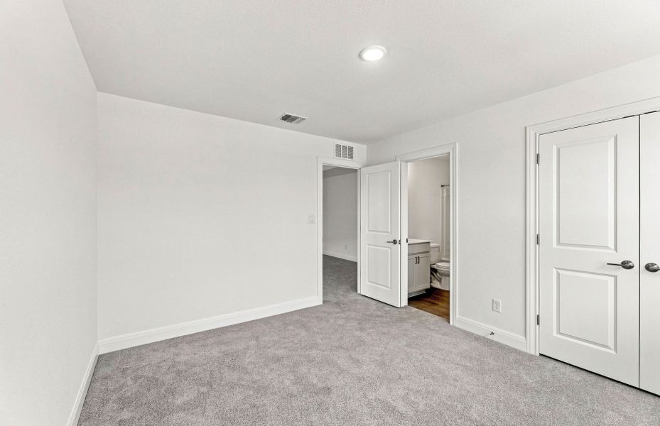 Spacious, unfurnished interior of a new home in Saddleback at Santa Rita Ranch, Liberty Hill (Image 55).
