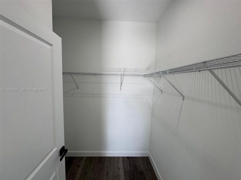 Spacious, unfurnished interior of a new home in , Cape Coral (Image 24).