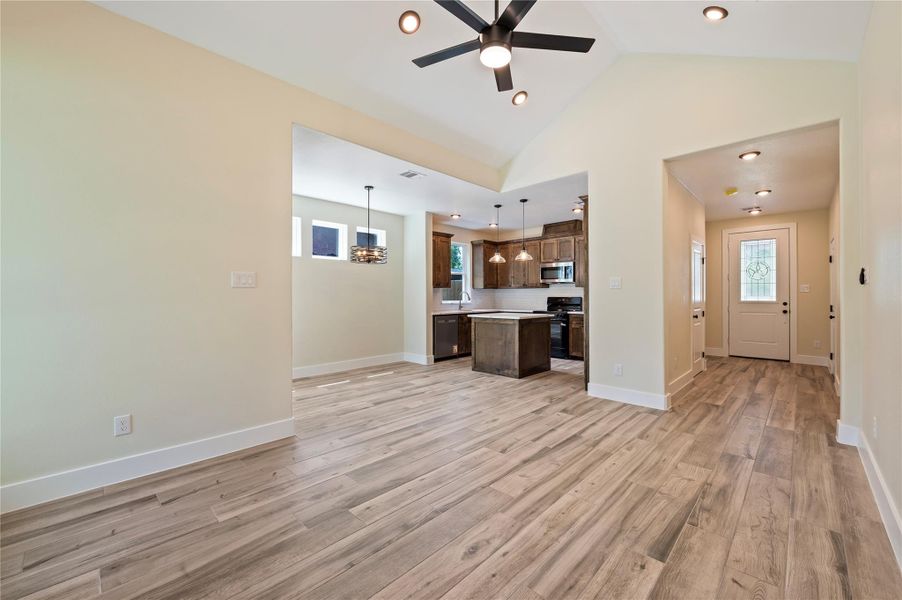 Spacious, unfurnished interior of a new home in , Alvin (Image 14).