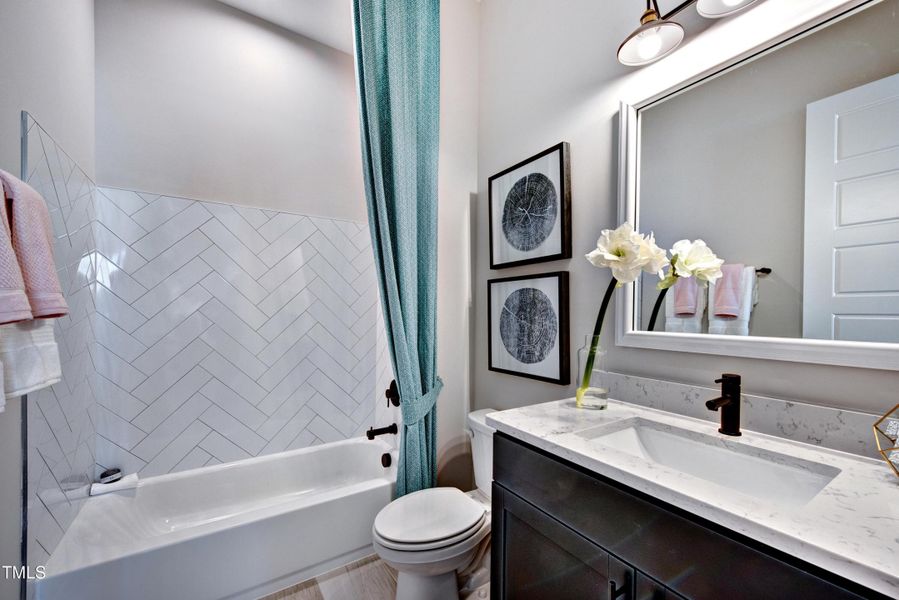 LOCE_0058_00-Sebastian J_Bath 3_Drees