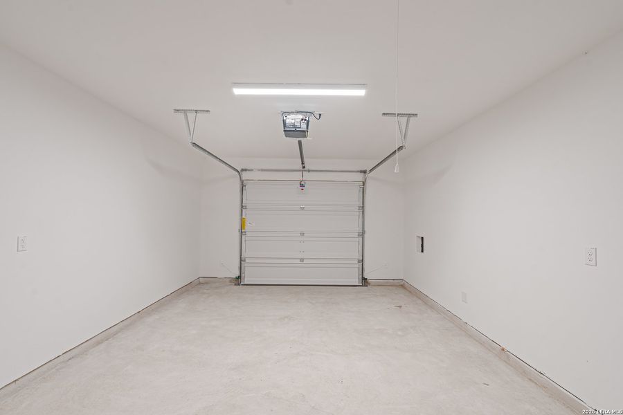 Spacious, unfurnished interior of a new home in Luckey Ranch, San Antonio (Image 15).