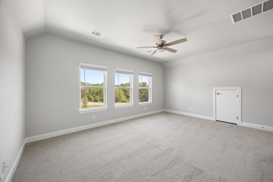 Spacious, unfurnished interior of a new home in Double Eagle Ranch, Cedar Creek (Image 18).